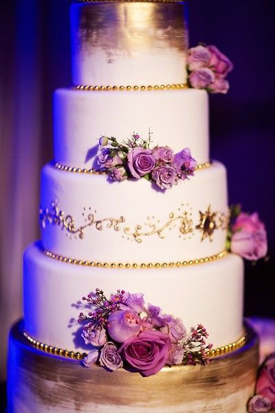 Rapunzel Wedding Theme, Bolo Rapunzel, Disney Sweet 16, Rapunzel Wedding, Tangled Wedding, Purple Reception, Rapunzel Cake, Quince Cake, Sweet 15 Party Ideas Quinceanera