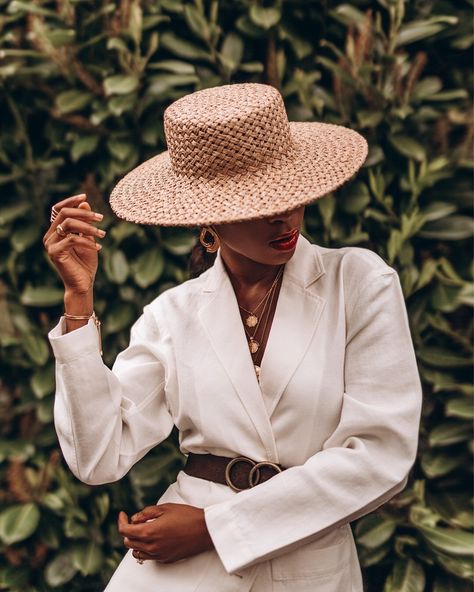 Hat Poses, Rome Summer, Fashion Quiz, Fashion Overalls, Japanese Minimalist, Mode Shoes, Style Parisienne, Look Retro, Foto Art