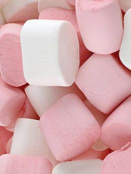 Essen, Chocolate Marshmallow Cake, Marshmallow Fudge, Pink Marshmallow, Marshmallow Cake, Pink Sweets, White Marshmallows, Cute Marshmallows, Pink Marshmallows