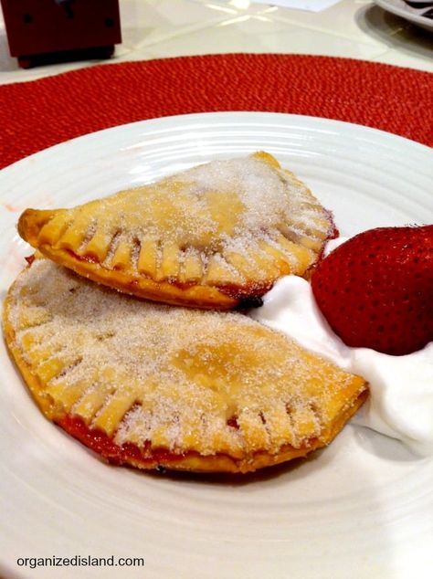 Vigan Empanada, Fruit Empanadas, School Meal Ideas, Strawberry Empanadas, Sweet Empanadas Recipe, Easy Empanadas Recipe, Back To School Recipes, School Meal, Dishes Recipe