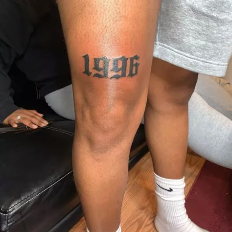 Year On Knee Tattoo, Male Knee Tattoo, Year Above Knee Tattoo, Around The Knee Tattoo Men, Birth Year Tattoo Above Knee, Women Knee Tattoos, Birth Year Tattoo Men, Knee Cap Tattoos, Year Tattoo Number