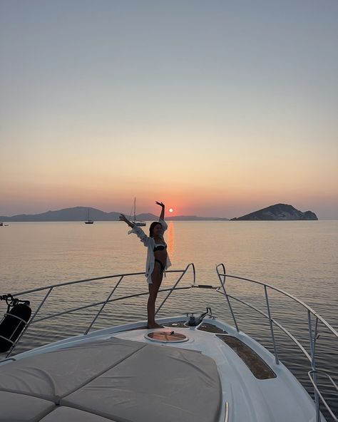 Aesthetic Greece Wallpaper, Aesthetic Yacht, Greece Wallpaper, Aesthetic Greece, Yacht Aesthetic, Private Jet Travel, Yachts Girl, Vacation Luxury, Greece Aesthetic