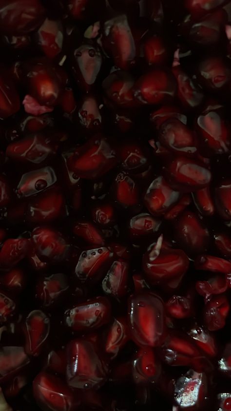 Pomegranate seeds, wallpaper, melograno, red wallpaper idea The Color Red Aesthetic, Pomagranet Aesthetic, Pomegranate Aesthetic Wallpaper, Pomegranate Wallpaper Iphone, Dark Feminine Art Wallpaper, Pomegranate Aesthetic Dark, Persephone Aesthetic Wallpaper, Persephone Wallpaper, Pomegranate Aesthetic