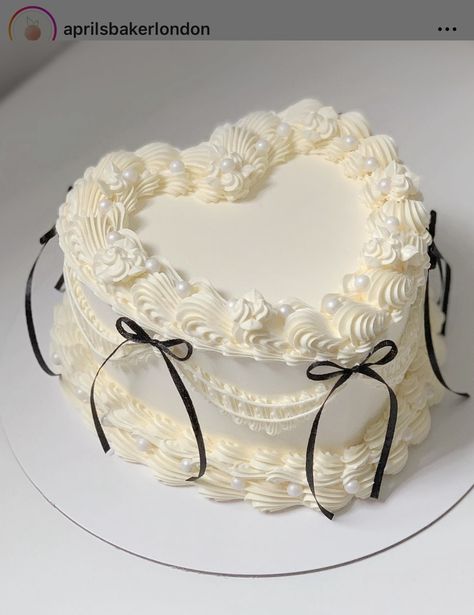 Heart Cake 19 Birthday, White Heart Cake With Black Bows, White Cake Ideas Birthdays, Fourteenth Birthday Cake, Twenty Five Birthday Cake, Heart Shaped Bday Cake, Trend Birthday Cake, Black And White Heart Cake, Cute Birthday Cakes Aesthetic