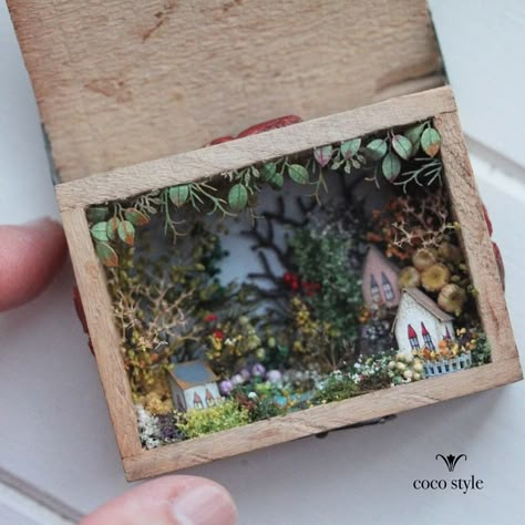 Shadow Box Kunst, Pocket Ideas, Matchbox Crafts, 3d Inspiration, Altered Tins, Shadow Box Art, Miniature Rooms, Miniature Diy, House Art