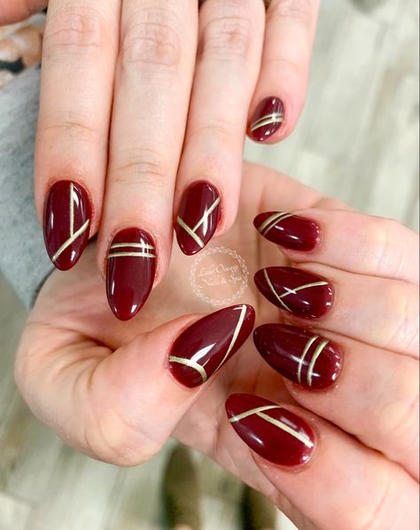 Red And Gold Nails Simple, Red And Gold Nail Art, Burgundy Nails With Gold, Nail Art Maroon, Burgundy And Gold Nails, Nails With Gold Accent, Line Nail Designs, Red And Gold Nails, Nails With Gold