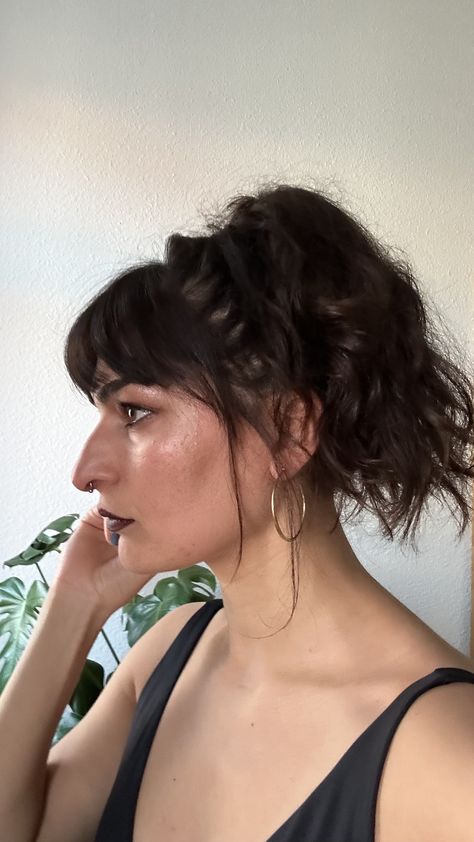 Woman With Large Nose, Hooked Nose 3/4 View, Women With Hooked Noses, Hooked Nose Piercing, Big Nose Short Hair For Women, Strong Nose Women, Long Nose Side Profile, Hook Nose Woman, Crooked Nose Model