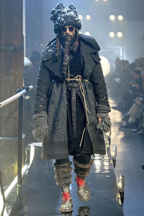 Always appreciate the theatrics. Thanks, John Galliano! Post Apocalyptic Costume, Hobo Chic, Homeless People, Mens Fashion Classic, Vogue Germany, Vogue Italia, John Galliano, Yohji Yamamoto, Mode Inspiration