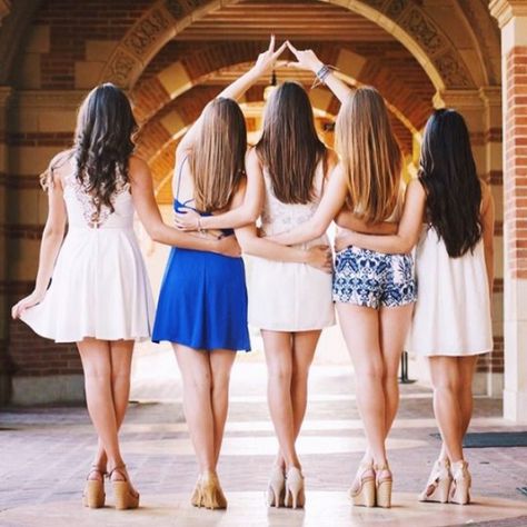 Best-Friend-Graduation-Picture-ideas Sorority Photoshoot, Sorority Pictures, Sorority Poses, Group Photo Poses, Group Picture Poses, Homecoming Pictures, Party Fotos, Friend Graduation, Prom Couples