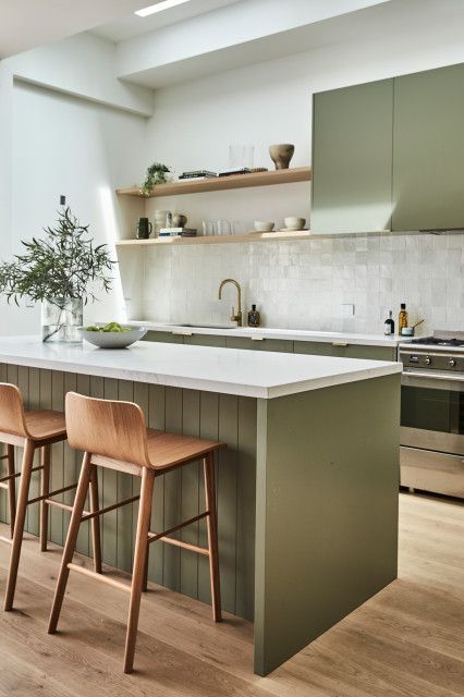 Traditional Kitchen Backsplash, Modern Konyhatervezés, Backsplash Options, Model Dapur, Scandi Kitchen, Kabinet Dapur, Green Kitchen Cabinets, Kitchen Room Design, Kitchen Inspiration Design