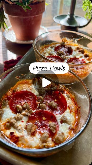 High Protein Pizza, Pizza Bowls, Low Carb Breakfast Ideas, Carb Breakfast Ideas, Protein Pizza, Pizza Bowl, Healthy Board, Oven Safe Bowls, Ideal Protein Recipes