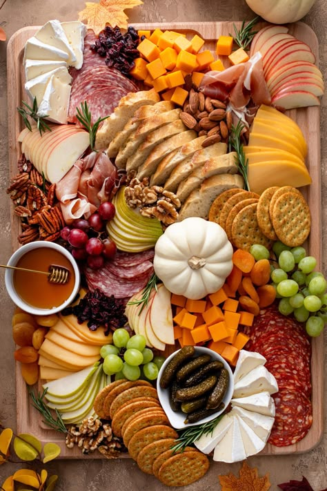 How To Build An Easy Fall Charcuterie Board - Eating With Erica Charcuterie Board For Thanksgiving, Fall Charcuterie Board Ideas, Friendsgiving Appetizers, Decorate For Thanksgiving, Fall Charcuterie Board, Thanksgiving Charcuterie, Fall Charcuterie, Charcuterie Board Meats, Charcuterie Appetizers