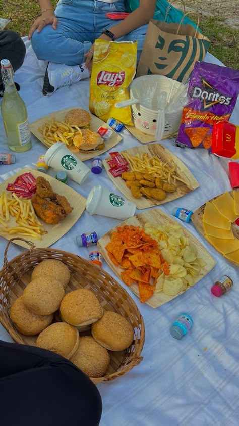 Picnic Food Ideas Aesthetic Friends, Picnic Night Aesthetic, Picnic Aesthetic Romantic, Picnic With Friends Aesthetic, Friends Picnic Aesthetic, Birthday Picnic Aesthetic, Picnic Ideas For Couples, Picnic Aesthetic Friends, Spring Date Ideas