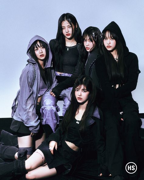 Highsnobiety Magazine, New Jeans Style, Group Photos, Kpop Groups, Black Outfit, K Idols, Cropped Hoodie, Pop Group, South Korean Girls