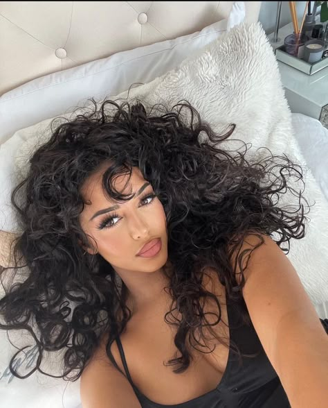 Black Haired Female Face Claim, Black Hair Aesthetic Outfit, Dark Hair With Tan Skin, Saweetie Curly Hair, Curly Waist Length Hair, Latina Feminine Aesthetic, Baddie With Curly Hair, Latina Body Reference, Dark Hair Baddie