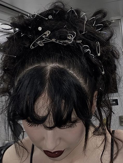 Edgy Homecoming Hairstyles, Alternative Prom Hairstyles, Emo Prom Hairstyles, Goth Hair Styling, Gothic Prom Hair, Emo Prom Hair, Alt Prom Hairstyles, Alt Updo, Goth Prom Hairstyles