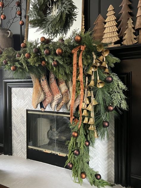 Holiday Mantel 2022 Mantle With Christmas Trees, Wrapped Picture Frames Christmas, Christmas Mantelpiece, Deco Noel Nature, Christmas Fireplace Decor, Holiday Mantel, Christmas Mantle Decor, Christmas Decor Inspiration, Christmas Mantel