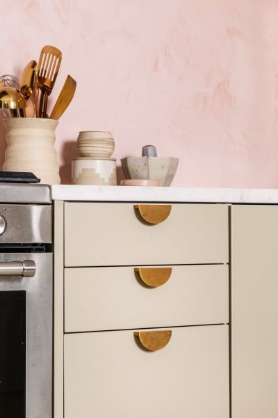 sage kitchen cabinets + brass half moon pulls Rental Kitchen, Cool Coffee, Kitchen Cabinet Hardware, Cabinet Handle, Kitchen Hardware, Pink Kitchen, Cool Coffee Tables, Trendy Kitchen, Kitchen Fixtures