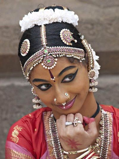 Bharatnatyam Photography, Kathak Mudra, Bharatnatyam Makeup, Bharatanatyam Aesthetic, Bharat Natyam Makeup, Dance Mudras, Bharatanatyam Makeup, Bharatanatyam Jewellery, Indian Dancing