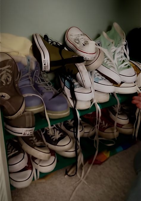 Converse Shoe Collection, Shoes Aesthetic Collection, Charlie Spring Clothes, Charlie Spring Outfits Heartstopper, Converse Collection Aesthetic, Charlie Spring Aesthetic Clothes, Charlie Spring Outfits, Heart Stopper Aesthetic, Old Converse Aesthetic