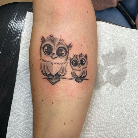 #OwlTattoo #CuteOwlTattoo #OwlInk #OwlTattooDesign #OwlTattooArt #InkedOwls #OwlTattooIdeas #OwlTattooLove #TattooInspiration #AnimalTattoos Diamond Crown Tattoo, Grinch Tattoo, Heart Tattoos With Names, Cute Owl Tattoo, Tattoo Over Scar, Cow Tattoo, Tribute Tattoos, Hip Thigh Tattoos, Animal Tattoo Ideas