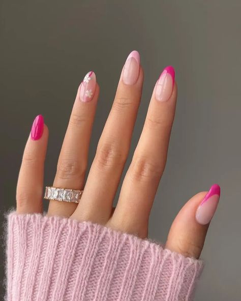 Are you looking for cute pink French tip nails to put a modern twist on a classic French manicure? If so, keep reading to discover unique and colorful ideas for your next nail set! Pink Monochrome Nails, Nail Inspo Round, Pink White Nails, Dark Pink Nails, Pink Monochrome, Soft Pink Nails, Cute Pink Nails, Pink Chrome Nails, Manicure Colors