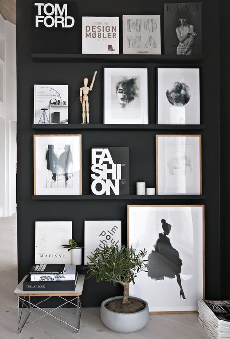 Black gallery wall styled to perfection by Stylizimo. Check out our 13 simple tips to achieve a Scandinavian interior style, including loads of photos for inspiration >>> Desenio Posters, Scandinavian Interior Style, Minimal Interior Design, Decor Studio, Geek Decor, Scandinavian Interior Design, Minimalism Interior, Decoration Inspiration, Black Wall