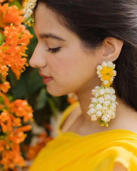 Flower Necklace For Haldi, White Outfits For Haldi, Holud Flower Jewellery, Haldi Look With Flower Jewellery, White Floral Jewellery For Haldi, Haldi Bride Jewellery, Diy Haldi Jewellery For Bride, Brides Haldi Outfit, White Flower Jewellery For Haldi