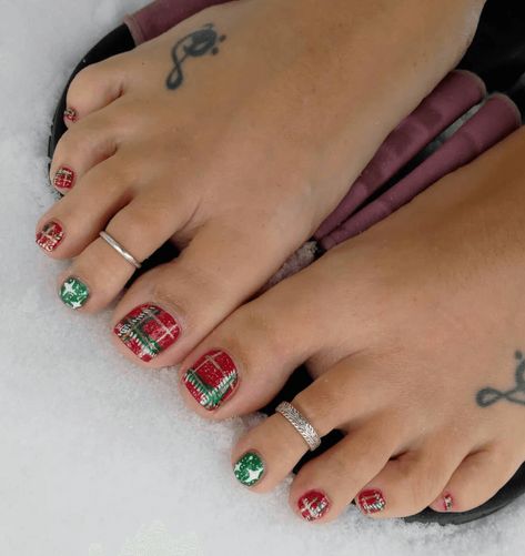 Christmas Gel Pedicure, Toe Nail Colors Christmas, Pedicure Ideas Christmas Toenails, Toenail Art Designs Christmas, Christmas Toe Nails 2023, Christmas Toenails 2023, Christmas Pedicures Toes, Toe Nail Designs For Christmas, Christmas Toenail Ideas