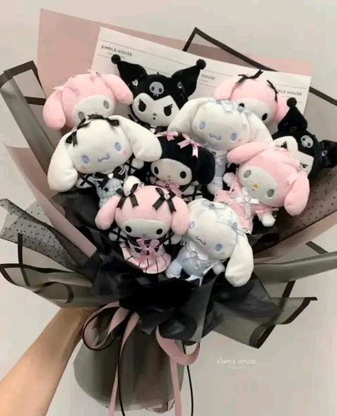 Sanrio Bouquet, Kuromi Room, Doll Bouquet, Kuromi Plush, Gloomy Bear, Hello Kitty Aesthetic, Flower Gift Ideas, Hello Kitty Characters, Hello Kitty Iphone Wallpaper