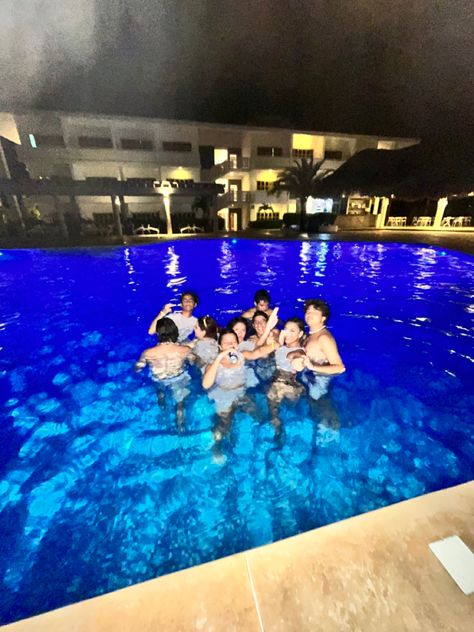 Hotel With Friends Aesthetic, Hotel Pool Aesthetic, Hotel With Friends, Hotel Pool Party, Swim Photoshoot, 17th Birthday Party Ideas, Hotel Birthday Parties, Danish Summer, Cali Trip