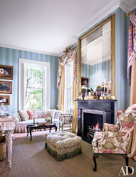 the pink clutch ...: The Charm of Patricia Altschul Patricia Altschul, Colefax Fowler, Mario Buatta, Elegant Living Room Design, Morning Room, Charleston Homes, Design Salon, Southern Homes, Blue Rooms