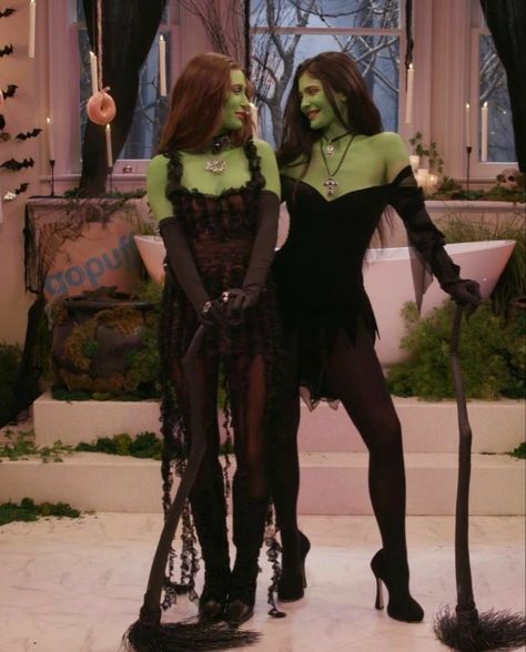 Brunette Halloween Costume, Halloween Ideas Costumes, Brunette Halloween, All Black Halloween Costume, Halloween Costumes For Brunettes, Wicked Witch Costume, Black Dress Halloween Costume, Halloween Costumes Brunette, Basic Halloween Costumes