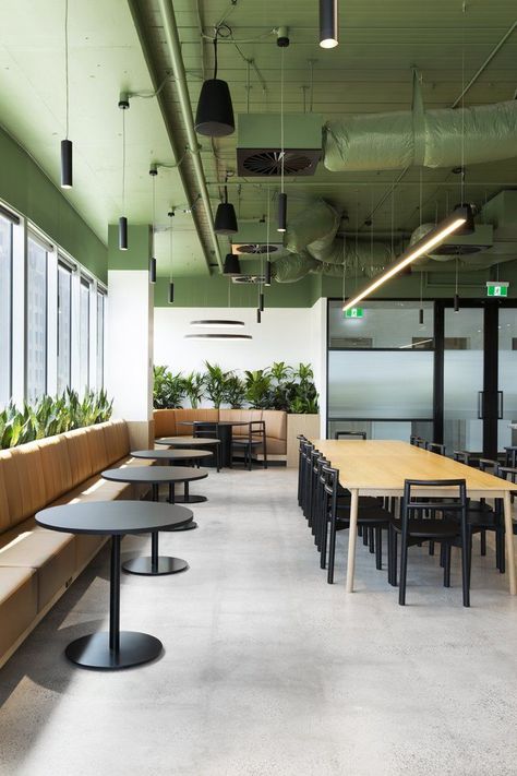 Cool Corporate Office, Communal Office Space Ideas, Colourful Office Design, Student Cafe Design, Creative Meeting Room Design, Office Cafeteria Design Ideas, Work Cafe Design, Simple Restaurant Design, Cafe Lounge Seating