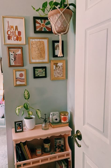 gallerywall boho decor plant macrame Decor For Small Wall Space, Boho Earthy Decor, Boho Studio Apartment Decorating, Small Apartment Boho Decor, Studio Apartment Wall Decor, Small Apartment Aesthetic Boho, Dorm Entryway Ideas, Retro Boho Decor, Granola Apartment