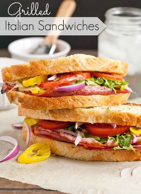 These Grilled Italian Sandwiches are made in a foil packet and are great for feeding a crowd at summer cookouts! Essen, Paninis, Sandwich Loaf Recipe, Italian Sandwiches, Quick Sandwiches, Sandwich Loaf, Italian Sandwich, Banana Peppers, Sandwich Ideas