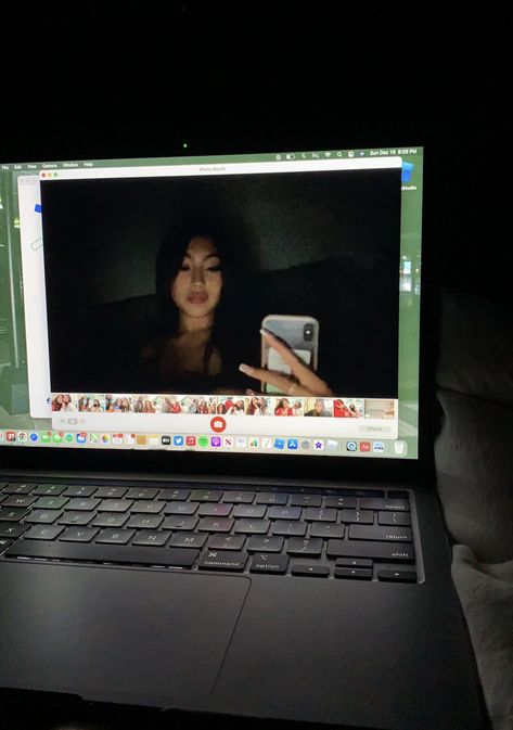 Selfie Ideas In Room, Computer Pics Ideas, Computer Selfie Poses, Computer Selfie Ideas, Mac Book Picture Ideas, Computer Selfie Aesthetic, Mac Book Photobooth Selfie, Macbook Photobooth Selfies Aesthetic, Laptop Pictures Aesthetic