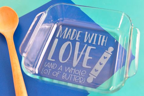 Cricut Baking Gift Ideas, Pyrex Etching Ideas, Christmas Gift Ideas To Make With Cricut, Etched Glass Baking Dish, Cricut Etched Glass Projects, Cricut Presents, Cricut Glass Etching, Cricut Etching, Etched Casserole Dish