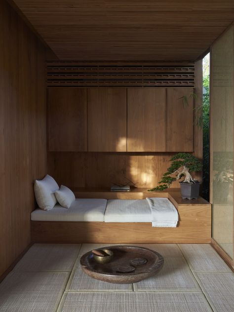 A Balance Of Character And Elegance, Her Is A Warm Space For Creativity And Quiet Contemplation - IGNANT Calming Interiors, Casa Cook, Japanese Garden Design, Interior Inspo, Tea Room, Decoration Design, In The Middle, Nook, The Middle