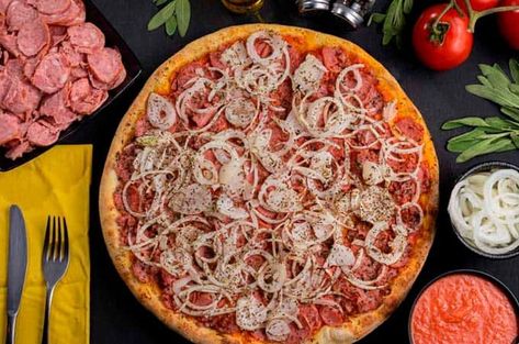 😍 👩‍🍳 Receta de Pizza Calabresa La Pizza calabresa es una sabrosa variante de pizza que ha ganado gran popularidad en Argentina y se destaca por su sabor intenso y picante, logrado mediante la combinación de salam... 🇦🇷 Provolone, Mozzarella, Pizza, Pizzas