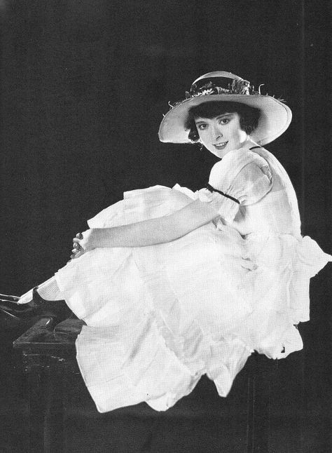 Colleen Moore photographed by James Abbe, c.1922 Coleen Moore, Colleen Moore, 20s Art, Classic Photography, Watercolor Circles, Louise Brooks, Usa Art, Silent Movie, Roaring 20s