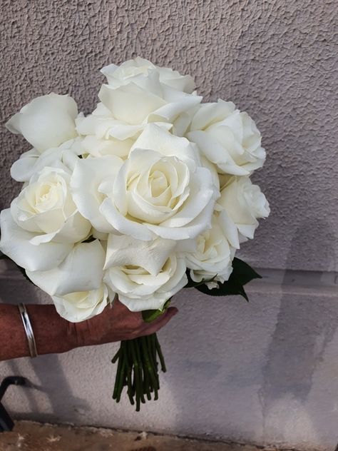 Classic White Rose Bouquet, Open Rose Bouquet, Minimalist White Bridal Bouquet, Mini White Rose Bouquet, Garden Roses Bouquet Wedding, All White Roses Bouquet, Round Bouquet Roses, Bridesmaid Bouquet White Roses, Long Stem Bridal Bouquet