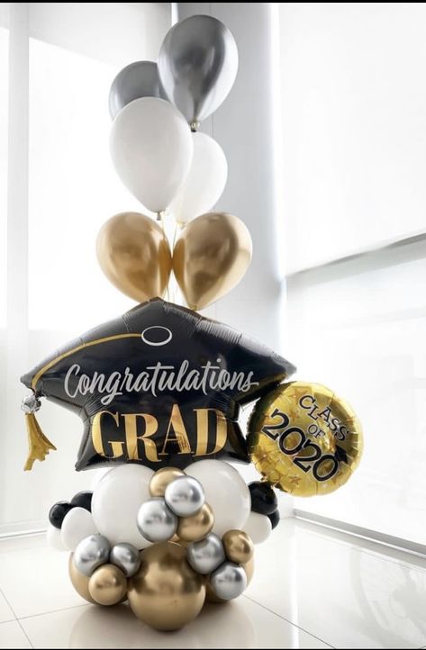 Middle School Graduation Party, High School Graduation Party Decorations, Graduation Party Table, Backyard Graduation Party, Gold Graduation Party, Graduation Party Foods, Christmas Decorations Apartment, Graduation Party Centerpieces, Graduation Party Planning