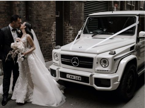 Wedding Car Mercedes, 60s Style Wedding, Wedding Car Ideas, Cars For Weddings, Car For Wedding, Wagon For Wedding, 60s Wedding, Glittery Wedding, Wedding Transport