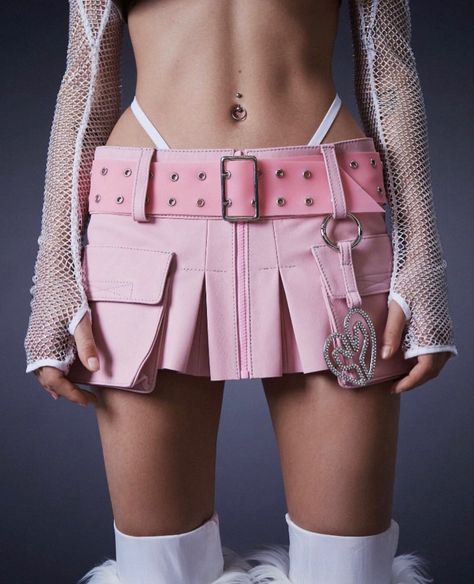 Look Festival, Pink Skirt, Mode Inspo, Style Streetwear, Stage Outfits, Pink Shorts, Looks Style, Mini Fashion, Couture Fashion