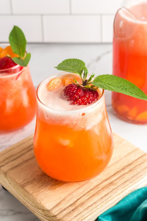 Strawberry Peach Drink, Fresh Peach Drinks Non Alcoholic, Peach Beverages, Peach Strawberry Mocktail, Sparkling Peach Lemonade, Goto Recipe, Peach Infused Water, Peach Water, Peach Drinks