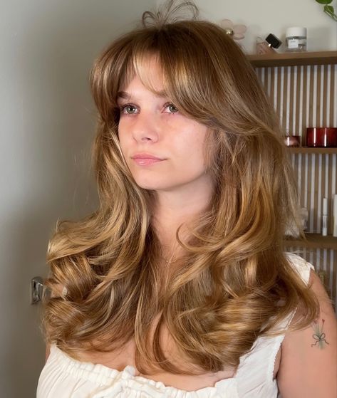 Women’s 90s Haircut, 90s Layered Hair Curly, Long Curtain Bangs Long Hair Straight, Long Hair Round Layers, 90s Wavy Hair, Rounded Long Layers, Layered 90s Haircut, 90s Hair Cut, 90 Haircut