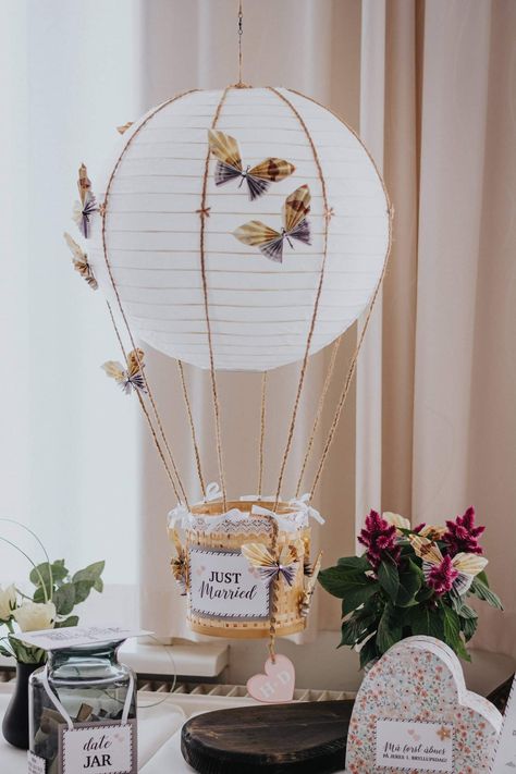 An airballon as just married with heart and money butterflies, date jar and leave a note box Wedding Gift Money Ideas, Money Gift Ideas Wedding, Wedding Money Gift Ideas, Money Butterflies, Gift Money Wedding, Picture Gifts Diy, Diy Ballon, Hot Air Balloon Wedding, Wedding Present Ideas