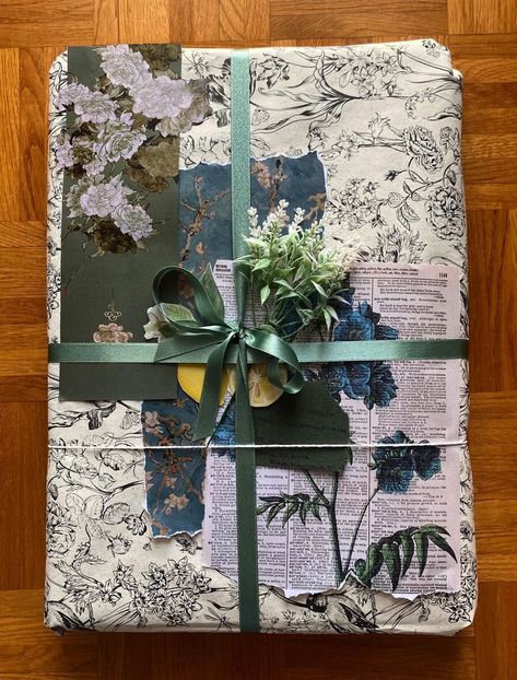 Collage Wrapping Paper, Gift Wrapping Vintage, Blue Flowers Aesthetic, Birthday Wrapping Ideas, Aesthetic Wrapping, Present Wrapping Ideas, Christmas Gift Wrapping Ideas, Gift Wrapping Ideas, Gift Wrapping Inspiration