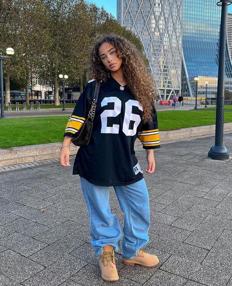 Dazecore Aesthetic, Street Style Outfits Casual, 90s Clothing, Y2k Girl, 90s Inspired Outfits, Couple Selfies, Outfit Inspo Casual, Jersey Outfit, Estilo Hip Hop